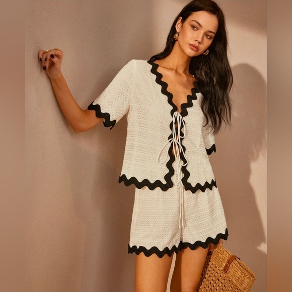 Commense Pants - NWT SET! Commense Contrast Trim V-Neck Shorts Set, Large